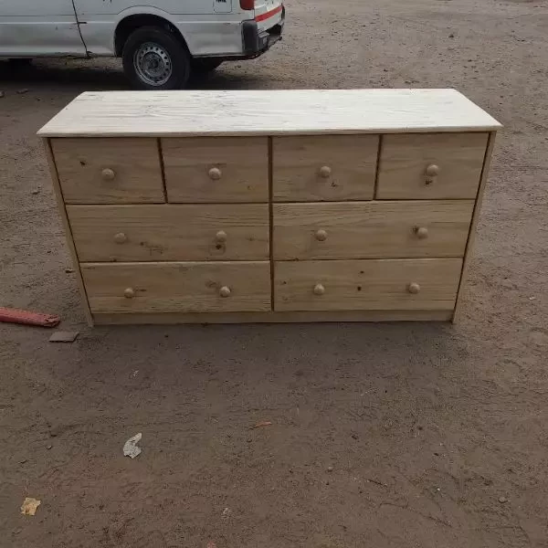 Chest of drawers in solid pine wood